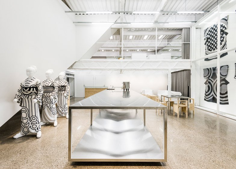 Το εργοστάσιο που μεταμορφώθηκε σε μίνιμαλ σπίτι με εσωτερικούς κρεμαστούς κήπους [εικόνες] | iefimerida.gr 3