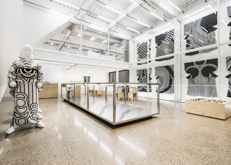 Το εργοστάσιο που μεταμορφώθηκε σε μίνιμαλ σπίτι με εσωτερικούς κρεμαστούς κήπους [εικόνες] | iefimerida.gr 4