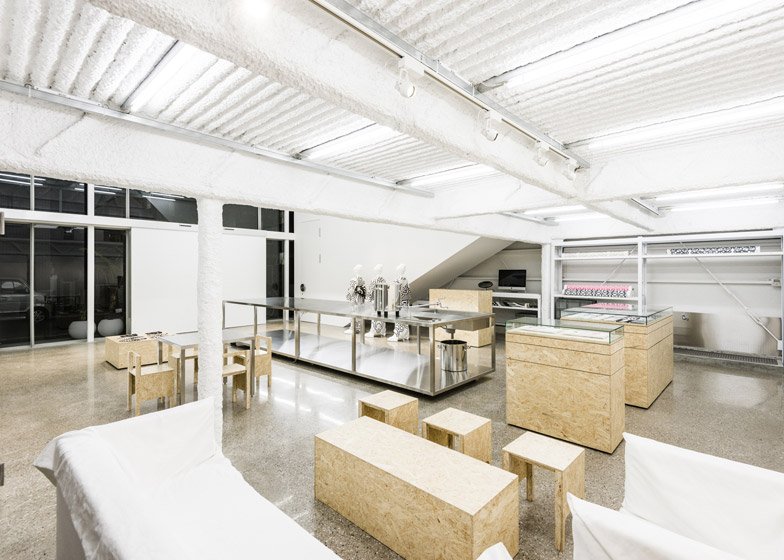 Το εργοστάσιο που μεταμορφώθηκε σε μίνιμαλ σπίτι με εσωτερικούς κρεμαστούς κήπους [εικόνες] | iefimerida.gr 5