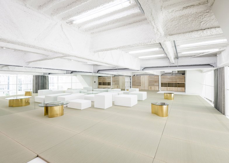 Το εργοστάσιο που μεταμορφώθηκε σε μίνιμαλ σπίτι με εσωτερικούς κρεμαστούς κήπους [εικόνες] | iefimerida.gr 6