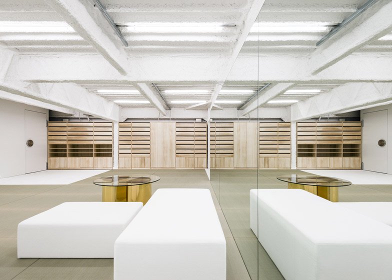 Το εργοστάσιο που μεταμορφώθηκε σε μίνιμαλ σπίτι με εσωτερικούς κρεμαστούς κήπους [εικόνες] | iefimerida.gr 7