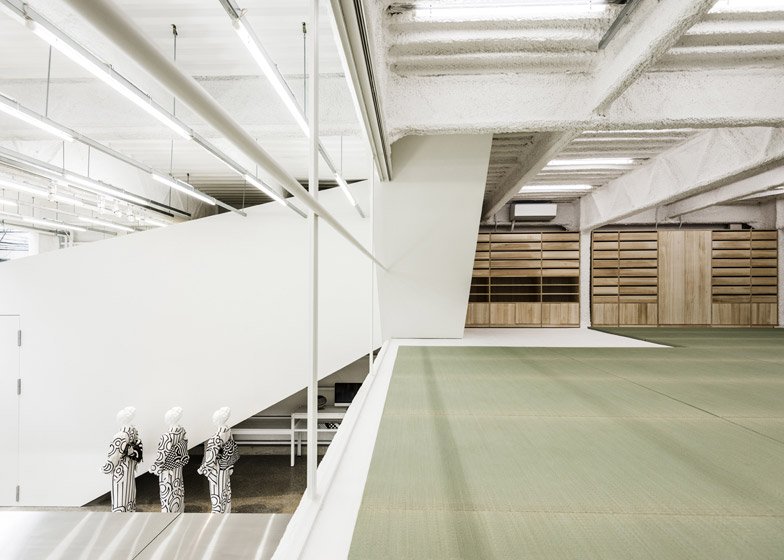 Το εργοστάσιο που μεταμορφώθηκε σε μίνιμαλ σπίτι με εσωτερικούς κρεμαστούς κήπους [εικόνες] | iefimerida.gr 8