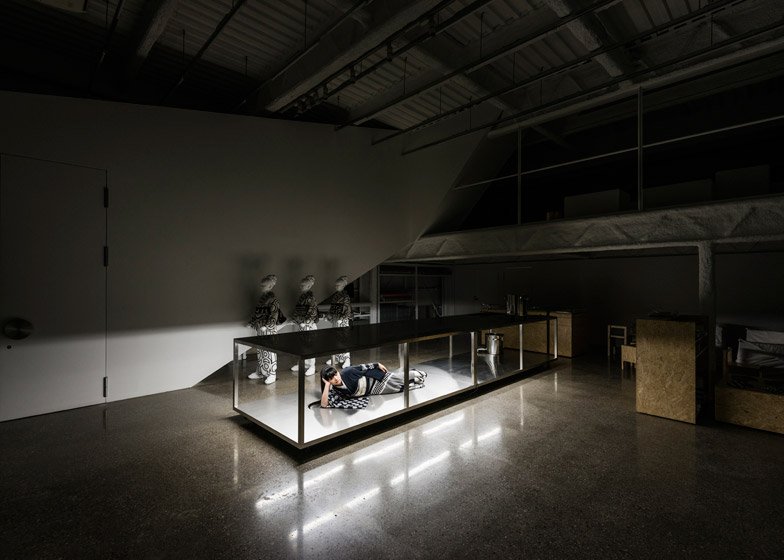 Το εργοστάσιο που μεταμορφώθηκε σε μίνιμαλ σπίτι με εσωτερικούς κρεμαστούς κήπους [εικόνες] | iefimerida.gr 9