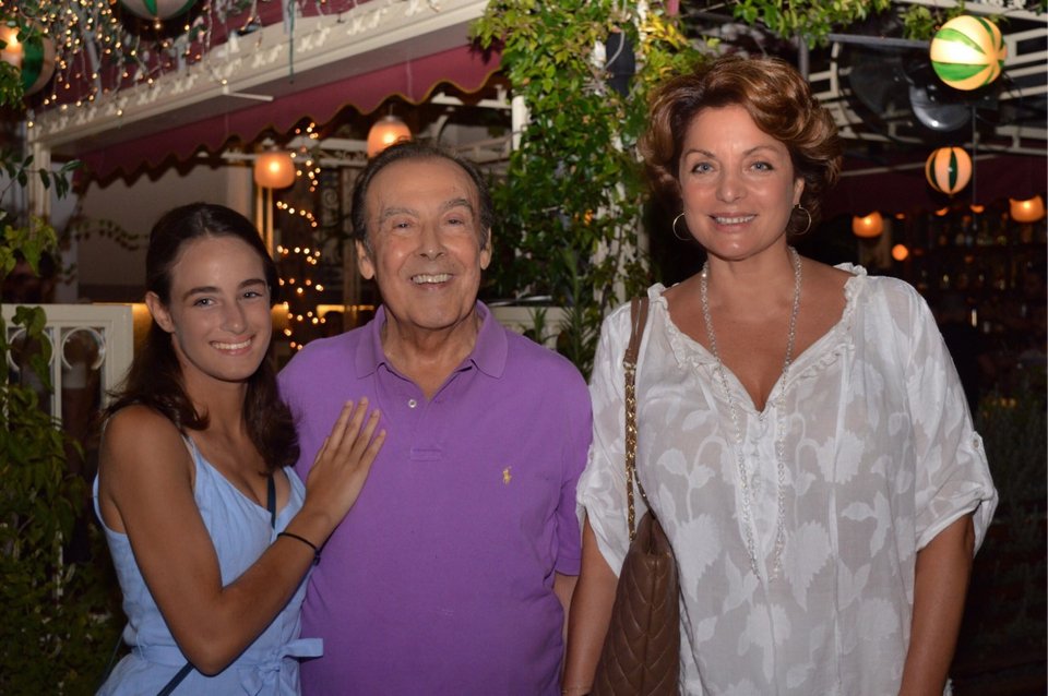 Σε ουζερί με την Αντζελα Γκερέκου και την κόρη τους γιόρτασε ο Τόλης Βοσκόπουλος [εικόνες] | iefimerida.gr 5