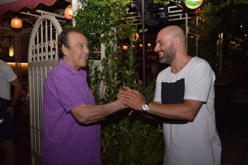 Σε ουζερί με την Αντζελα Γκερέκου και την κόρη τους γιόρτασε ο Τόλης Βοσκόπουλος [εικόνες] | iefimerida.gr 3