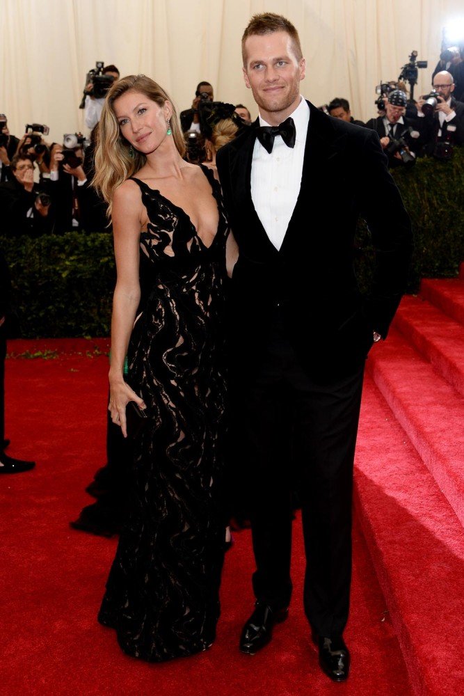 Υψηλό κουτσομπολιό: Η Αν Γουίντουρ και η Σάρα Τζέσικα Πάρκερ μιλούν για κακοντυμένους άντρες [εικόνες] | iefimerida.gr 0