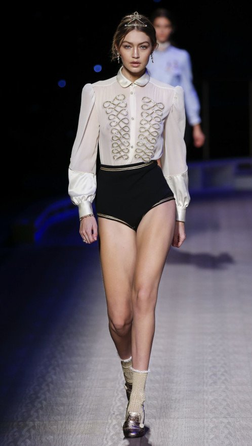 Η νέα συλλογή Tommy Hilfiger είναι απλά συναρπαστική -Το σόου με καπατένισσα την Τζίτζι Χαντίντ [εικόνες] | iefimerida.gr 15