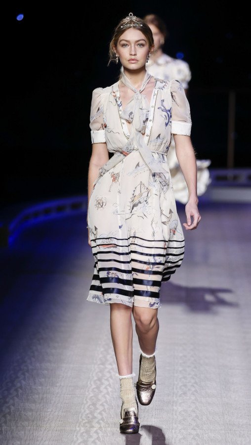 Η νέα συλλογή Tommy Hilfiger είναι απλά συναρπαστική -Το σόου με καπατένισσα την Τζίτζι Χαντίντ [εικόνες] | iefimerida.gr 26