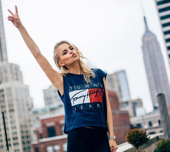 Γιατί γίνεται χαμός με αυτό το  crop top του Tommy Hilfiger [εικόνες] | iefimerida.gr 9