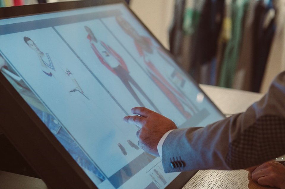 Tommy Hilfiger: Οι νέες συλλογές εμπνέονται από τους... «επαναστάτες με αιτία»  | iefimerida.gr 0