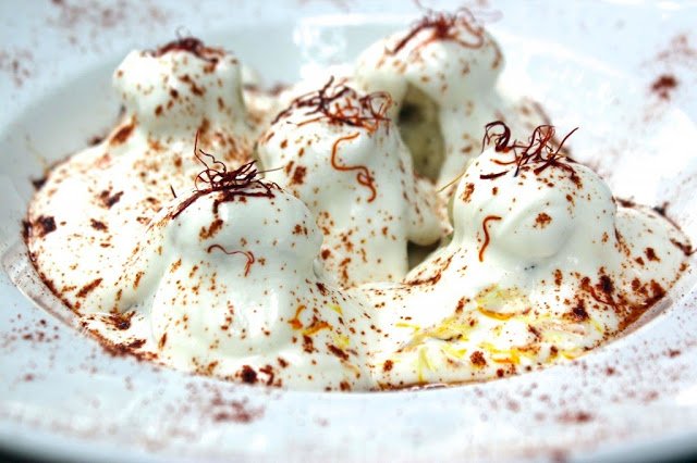 Ποιος είναι ο πιτσιρικάς σεφ Γιάννης Τόμπας από τον Αστακό Αιτωλοακαρνανίας που ξετρελαίνει τους Αμερικανούς με το αρνί, το πλιγούρι και τις πίτες του [εικόνες]  | iefimerida.gr 0