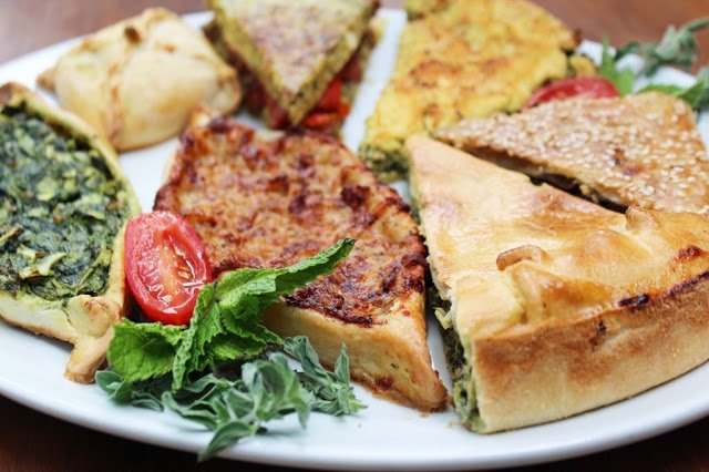 Ποιος είναι ο πιτσιρικάς σεφ Γιάννης Τόμπας από τον Αστακό Αιτωλοακαρνανίας που ξετρελαίνει τους Αμερικανούς με το αρνί, το πλιγούρι και τις πίτες του [εικόνες]  | iefimerida.gr 1