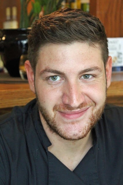 Ποιος είναι ο πιτσιρικάς σεφ Γιάννης Τόμπας από τον Αστακό Αιτωλοακαρνανίας που ξετρελαίνει τους Αμερικανούς με το αρνί, το πλιγούρι και τις πίτες του [εικόνες]  | iefimerida.gr 3