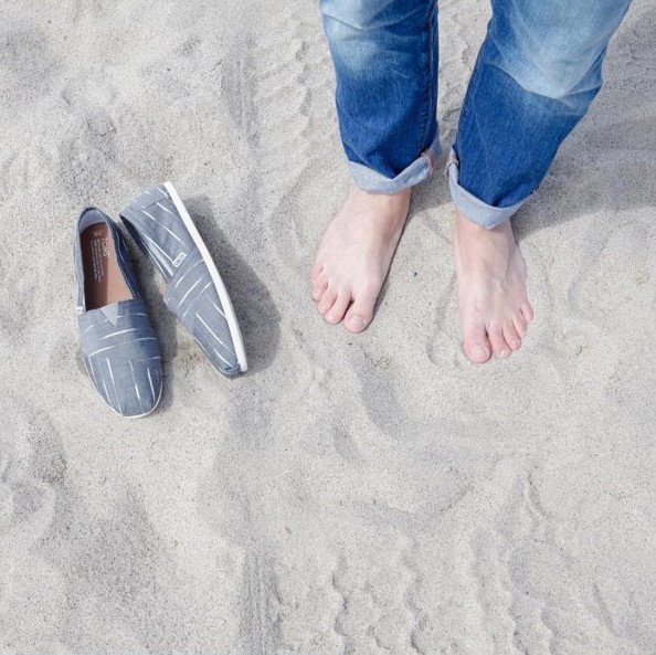 Γιατί όλοι σήμερα βγάζουν τα παπούτσια τους και φωτογραφίζουν τα πόδια τους γυμνά [εικόνες] | iefimerida.gr 0