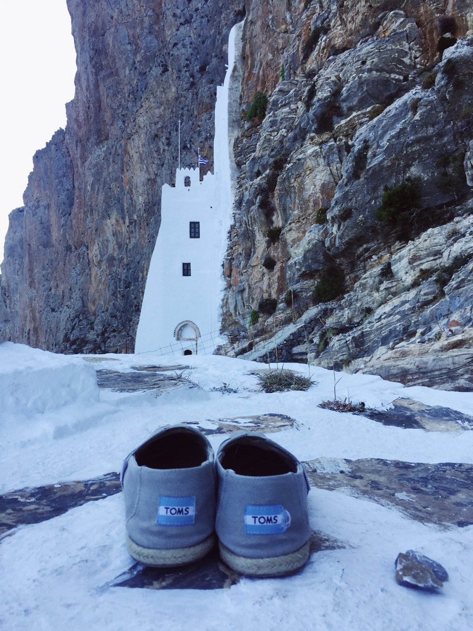 Ετοιμάζουμε βαλίτσα για διακοπές με τα fashion items της TOMS! | iefimerida.gr 13