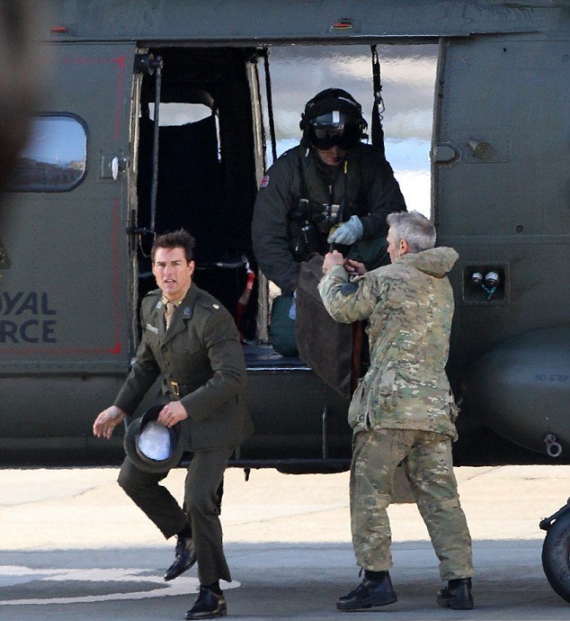 Με ελικόπτερο της RAF προσγειώθηκε ο Τομ Κρουζ στην Τραφάλγκαρ [εικόνες+βίντεο]  | iefimerida.gr 1