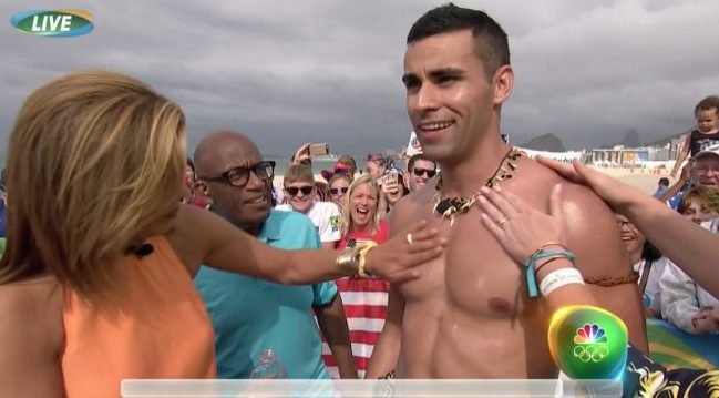 Δημοσιογράφοι άλειψαν με λάδι και χάιδεψαν ζωντανά τον «λαδωμένο» αθλητή του Ρίο [βίντεο] | iefimerida.gr 1