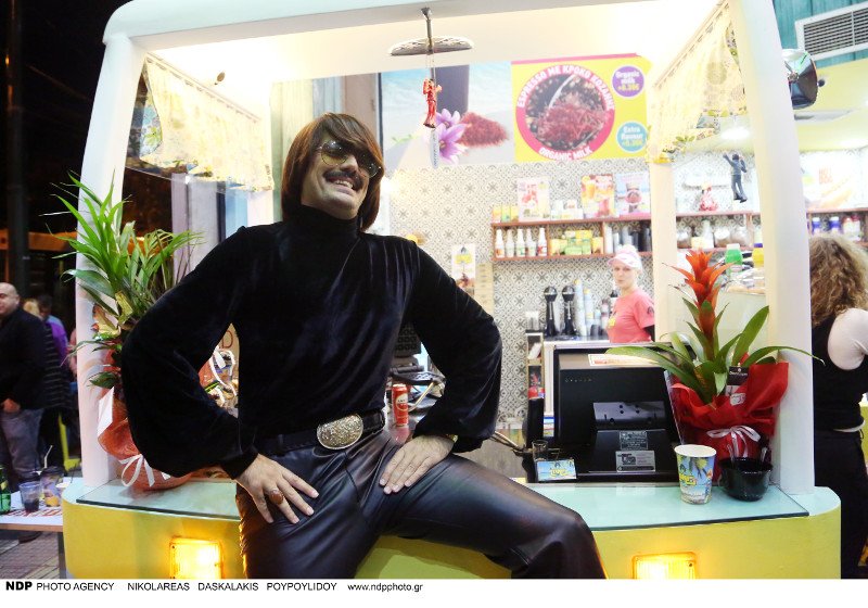 Ο Τόνι Σφήνος άνοιξε ένα... θεότρελο, χρωματιστό καφέ [εικόνες] | iefimerida.gr 1