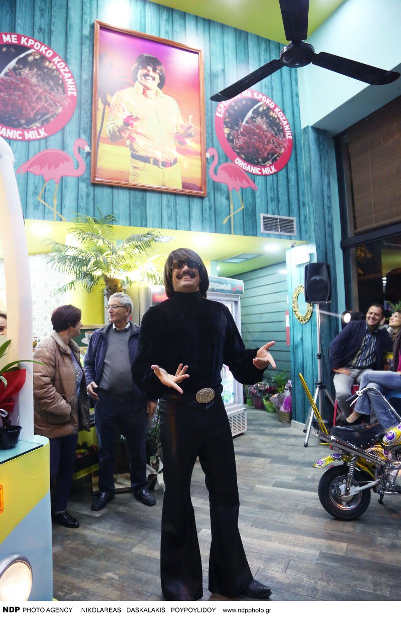 Ο Τόνι Σφήνος άνοιξε ένα... θεότρελο, χρωματιστό καφέ [εικόνες] | iefimerida.gr 6