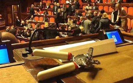 Ο Γκρίλο ξαναχτύπησε: «Θα ανοίξουμε το κοινοβούλιο όπως μια κονσέρβα τόνου» [εικόνα] | iefimerida.gr 0