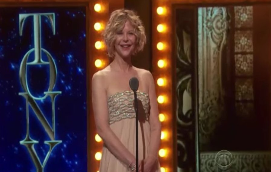 H Μεγκ Ράιαν με πρησμένο πρόσωπο (από τις πλαστικές) στα Tony -Ξεσάλωσε το Twitter [εικόνες]  | iefimerida.gr 1