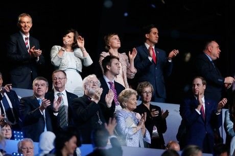 Πανηγυρισμοί και χασμουρητά: Οι διάσημοι παρακολουθούν από κοντά Ολυμπιακούς [εικόνες] | iefimerida.gr 8