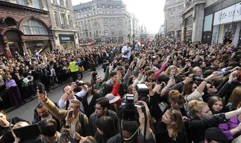 Αυτά είναι τα boho, οικονομικά ρούχα της Κέιτ Μος για τα Top Shop -Ποδοπατήθηκαν στο Λονδίνο για ένα κομμάτι [εικόνες] | iefimerida.gr 0