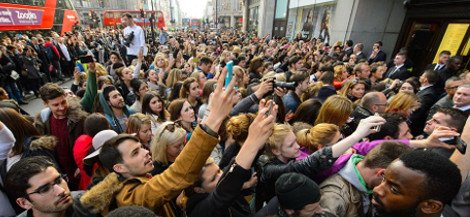 Αυτά είναι τα boho, οικονομικά ρούχα της Κέιτ Μος για τα Top Shop -Ποδοπατήθηκαν στο Λονδίνο για ένα κομμάτι [εικόνες] | iefimerida.gr 1