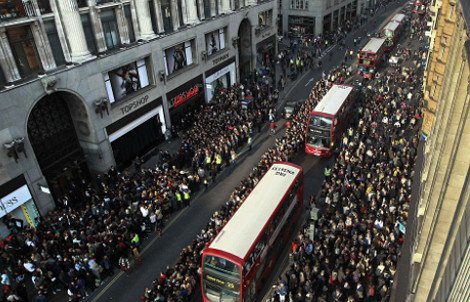 Αυτά είναι τα boho, οικονομικά ρούχα της Κέιτ Μος για τα Top Shop -Ποδοπατήθηκαν στο Λονδίνο για ένα κομμάτι [εικόνες] | iefimerida.gr 2