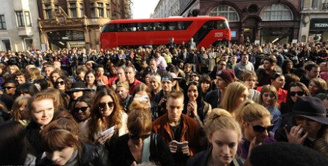 Αυτά είναι τα boho, οικονομικά ρούχα της Κέιτ Μος για τα Top Shop -Ποδοπατήθηκαν στο Λονδίνο για ένα κομμάτι [εικόνες] | iefimerida.gr 3