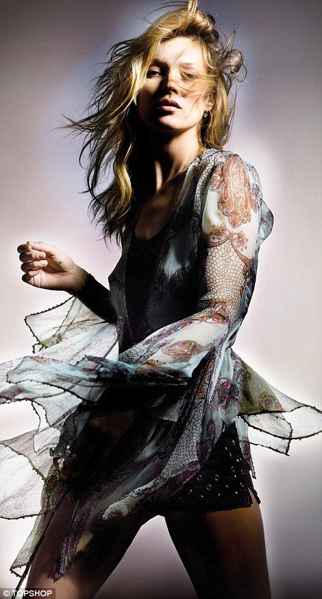 Αυτά είναι τα boho, οικονομικά ρούχα της Κέιτ Μος για τα Top Shop -Ποδοπατήθηκαν στο Λονδίνο για ένα κομμάτι [εικόνες] | iefimerida.gr 11