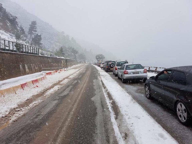 Χιονιάς με 2 νεκρούς -Παγιδευμένοι οδηγοί στην Αθηνών -Πατρών [εικόνες & βίντεο] | iefimerida.gr 2