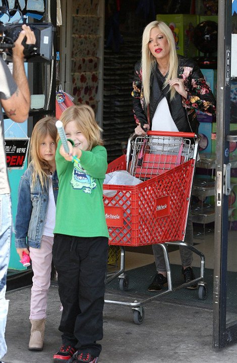 Να ανοίξει η γη να την καταπιεί -Η στιγμή που ο ταμίας λέει στην Τόρι Σπέλινγκ ότι η πιστωτική της... δεν περνάει [εικόνες] | iefimerida.gr 0