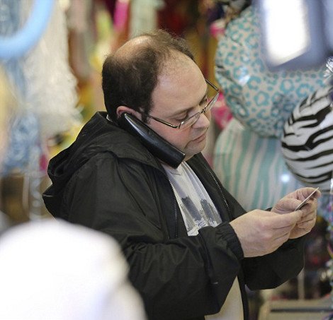 Να ανοίξει η γη να την καταπιεί -Η στιγμή που ο ταμίας λέει στην Τόρι Σπέλινγκ ότι η πιστωτική της... δεν περνάει [εικόνες] | iefimerida.gr 2