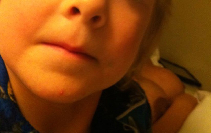 Το ακάλυπτο στήθος της Τόρι Σπέλινγκ κατά λάθος στο twitter [εικόνες] | iefimerida.gr 1