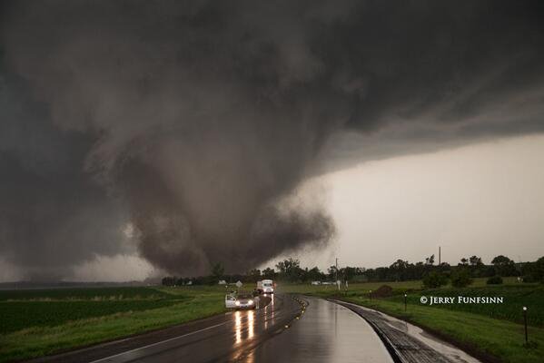 Σκηνές τρόμου από σμήνος ανεμοστρόβιλων στη Νεμπράσκα των ΗΠΑ -Ενας νεκρός, 19 τραυματίες [εικόνες & βίντεο] | iefimerida.gr 1