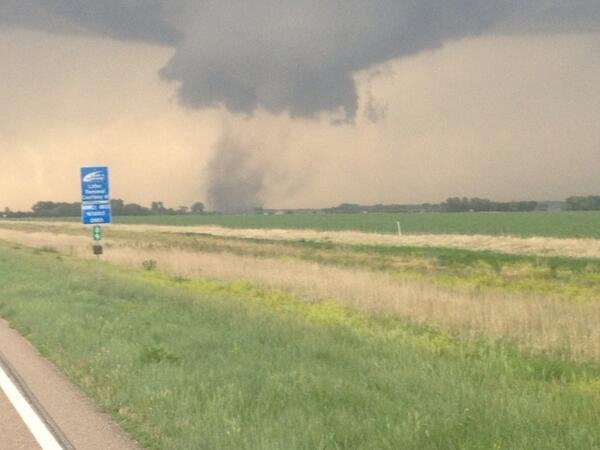 Σκηνές τρόμου από σμήνος ανεμοστρόβιλων στη Νεμπράσκα των ΗΠΑ -Ενας νεκρός, 19 τραυματίες [εικόνες & βίντεο] | iefimerida.gr 4