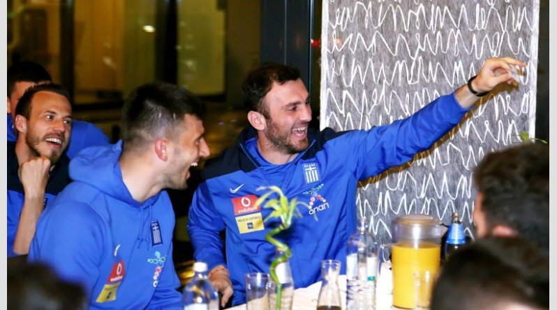 Γκιρτζίκης σε διεθνείς: «Είστε παλικάρια» - Ο Τοροσίδης κέρδισε το φλουρί στην κοπή της πίτας [βίντεο] | iefimerida.gr 0