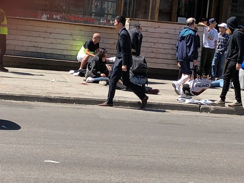 Βαν έπεσε σε πεζούς στο Τορόντο -Τουλάχιστον 10 νεκροί [εικόνες & βίντεο] | iefimerida.gr 0