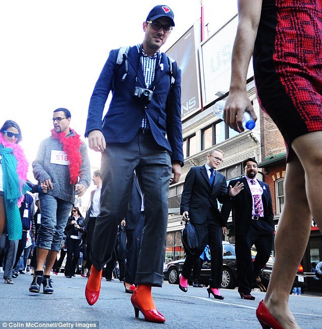 Οι άντρες με τις γόβες: Μαραθώνιος για τη σεξουαλική βία -«Περπάτα ένα μίλι με τα παπούτσια της» [εικόνες] | iefimerida.gr 6