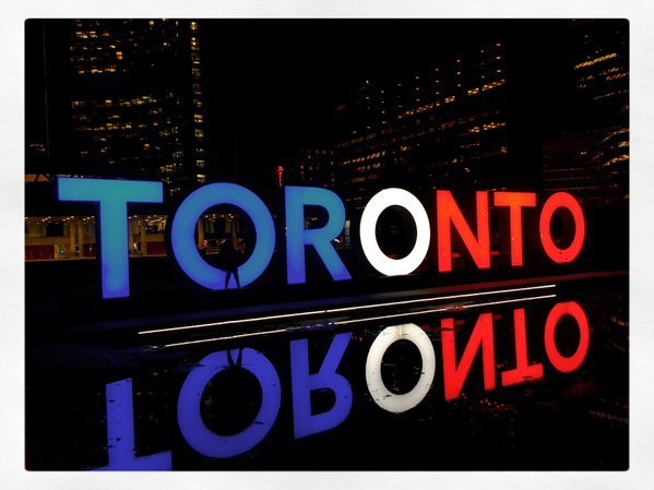 Μπλε, λευκό, κόκκινο -Κτίρια φωτίστηκαν στα γαλλικά χρώματα για να τιμήσουν τα θύματα [εικόνες] | iefimerida.gr 9