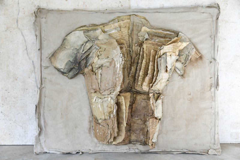 Φθαρμένα ξύλα και μέταλλα πλάι σε παλαιωμένα, με τσάι και καφέ, χειρόγραφα του Καβάφη [εικόνες] | iefimerida.gr 2