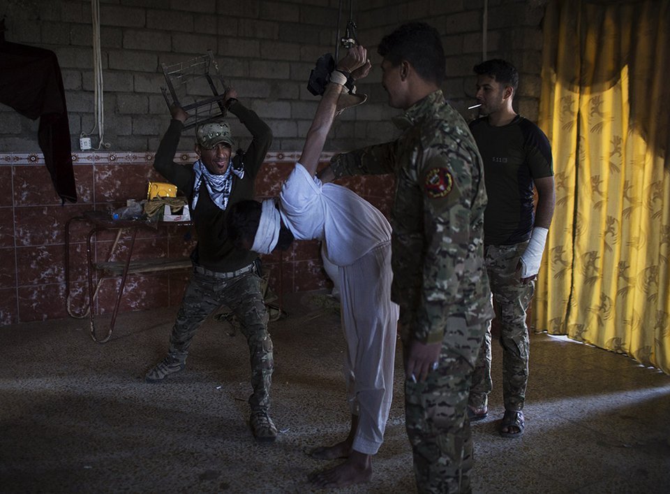 Ντοκουμέντα: Ιρακινοί κομάντος βασανίζουν υπόπτους τζιχαντιστές [εικόνες & βίντεο]  | iefimerida.gr 1