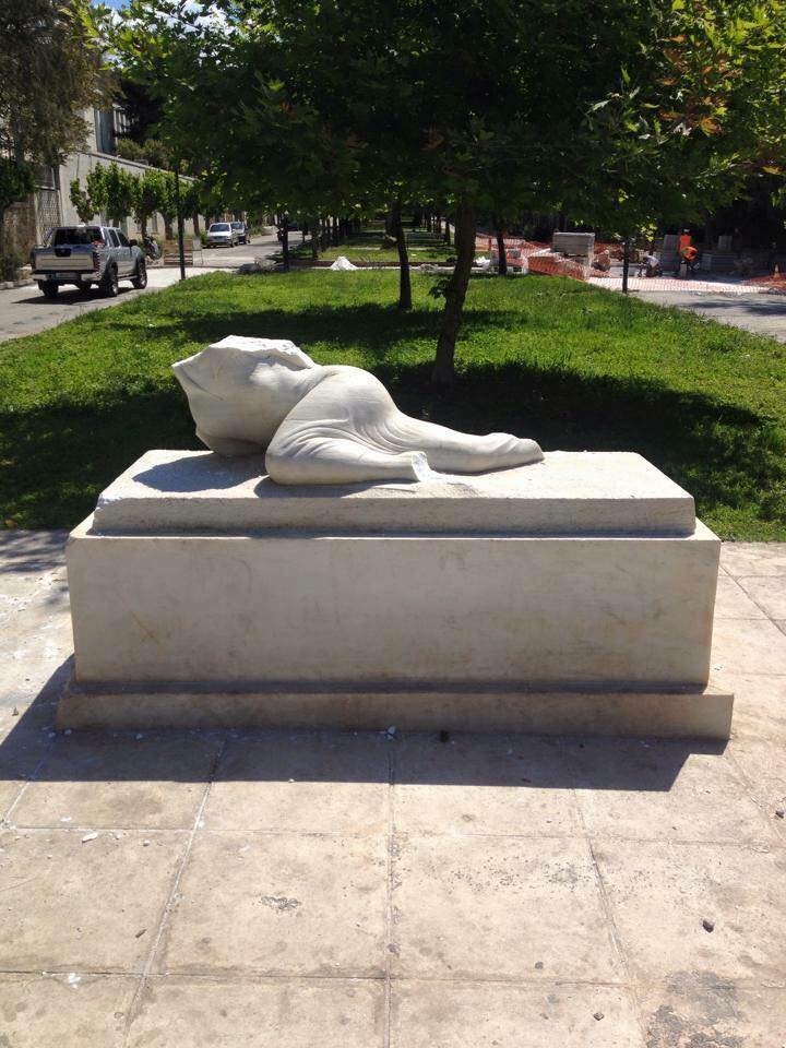 Βάνδαλοι αποκεφάλισαν το άγαλμα «Βόρεια Ηπειρος» στο κέντρο της Αθήνας [εικόνες] | iefimerida.gr 2