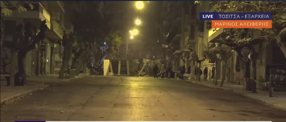 Φωτιές και οδοφράγματα στα Εξάρχεια -Κουκουλοφόροι ανεβαίνουν σε ταράτσες [εικόνες] | iefimerida.gr 1