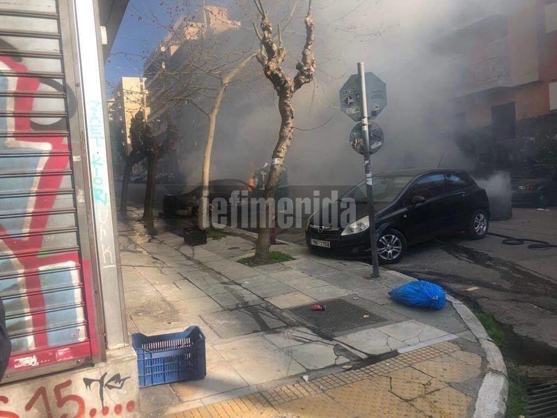 Επεισόδια στο Πολυτεχνείο μέρα μεσημέρι -Φωτιές και πετροπόλεμος [εικόνες] | iefimerida.gr 1