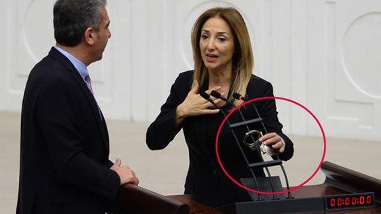 Πιάστηκαν μαλλί με μαλλί στην τουρκική Βουλή [εικόνες & βίντεο]  | iefimerida.gr 0