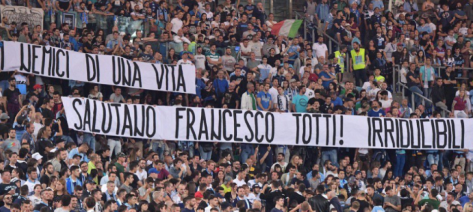 Οπαδοί της Λάτσιο αποχαιρέτησαν τον Τότι - Το «αντίο» στον αιώνιο εχθρό [εικόνα] | iefimerida.gr 0