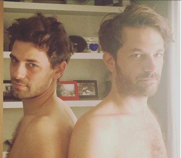 Αποστόλης Τότσικας: Η απίστευτη ομοιότητα με τον αδελφό του [εικόνα] | iefimerida.gr 0