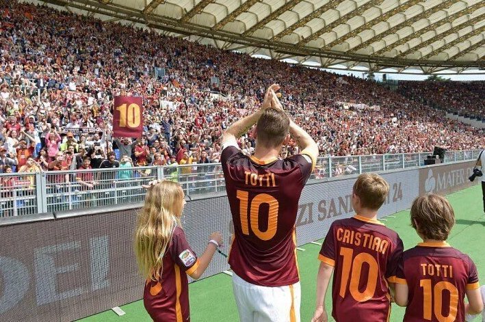 Ο Τότι έγινε 600άρης και το γιόρτασε με ένα καυτό φιλί της Ιλάρι Μπλάζι [εικόνες] | iefimerida.gr 1